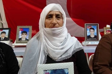 Evlat nöbetindeki gözü yaşlı anne: “8 yıldır terörle mücadele ediyorum&quot;
