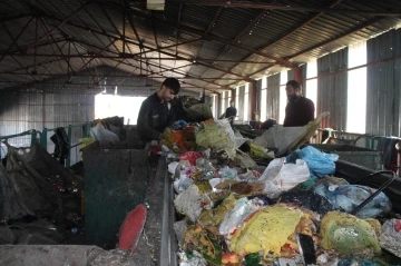 Evlerdeki çöpler belediyenin tesisinde önce ayrıştırılıyor sonra enerjiye dönüştürülüyor
