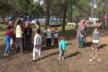 Evleri yıkılan aileler ormanı mesken tuttu: &quot;Kendimizi burada güvende hissediyoruz&quot;
