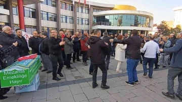 EYT'liler yeni çıkacak kanunu göbek atarak kutladı