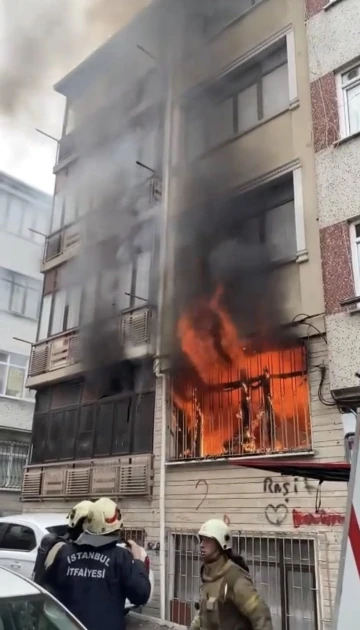 Fatih’te bir daire alev alev yandı
