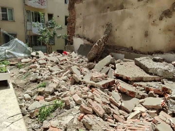 Fatih’te istinat duvarının çökmesinin ardından bir bina boşaltıldı
