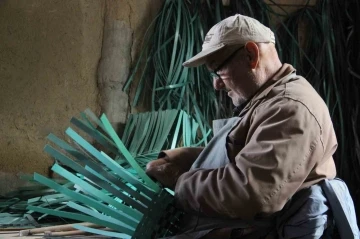 Felçli haliyle plastik atıklardan çanta yapıyor
