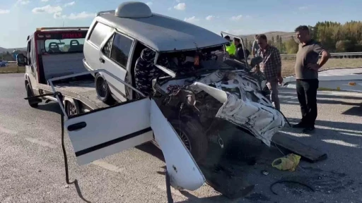 Fiat Tofaş hurdaya döndü: 2 ağır yaralı
