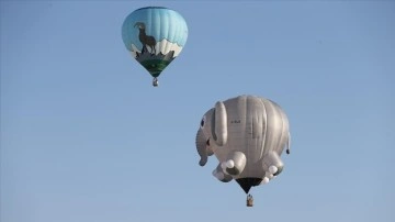 Figürlü sıcak hava balonları Kapadokya’da peribacaları üzerinde süzüldü