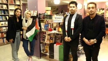 Filistin’e duyarlılığı daha da artırmak için kitap kafede köşe oluşturdular
