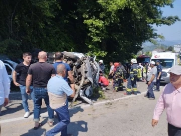 Fındık işçilerini taşıyan minibüs ile otomobil çarpıştı: 3’ü ağır 17 yaralı
