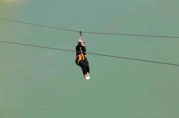 Fırat Nehri’nin muhteşem manzarası eşliğinde yapılan zipline ve tekne turu turistlerin vazgeçilmezi
