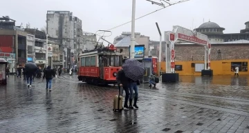 Fırtına Taksim’de vatandaşlara zor anlar yaşattı
