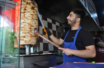 Fiyat artışlarına rağmen dönerin müşterisi azalmadı
