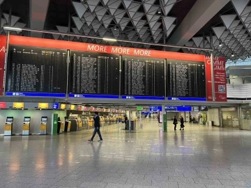 Frankfurt Havalimanı çalışanlarından protesto
