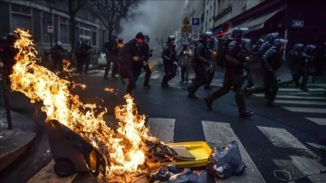 Fransa Cumhurbaşkanı Macron, tartışmalı emeklilik reformunun "gerekli" olduğunu savundu