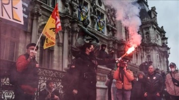 Fransa'da emeklilik reformu karşıtı gösteride tansiyon düşmedi