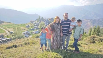 Fransız gelin 12 yıldır yaz tatilini Artvin’de eşinin köyünde geçiriyor
