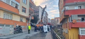 Freni boşalan minibüs çocuğa çarpıp apartman boşluğuna uçtu: Küçük çocuk hayatını kaybetti
