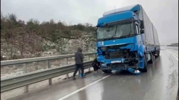 Freni boşalan tır, ambulans ve 3 araca çarptı