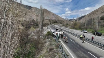 Freni boşalan tır yan devrildi
