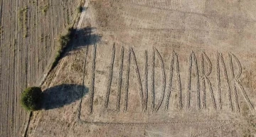 Funda Arar hayranlığı tarlaya traktörle isim yazdırdı
