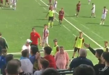 Futbol maçında tehlikeli gerginlik...Seyirciler oyunculara hakaret etti