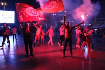 Galatasaray kupayı kaldırdı, Aydın sokakları sarı-kırmızıya boyandı
