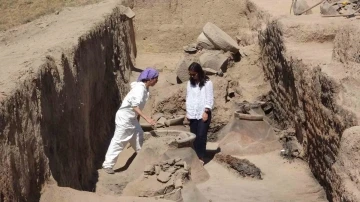 Garibin Tepe’deki kazılarda 2 bin 700 yıllık pithoslar bulundu