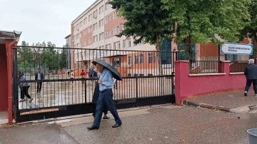 Gaziantep’te oy verme işlemi yoğun yağmur altında başladı
