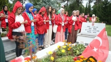 Gaziantep'ten Ordu'ya gelen kız öğrenciler şehit babasının fındığını hasat etti