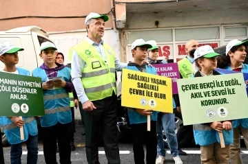 Gaziosmanpaşa’da çevre gönüllüleri “İlçemi Seviyorum, Sokağıma Sahip Çıkıyorum” sloganıyla yürüdü
