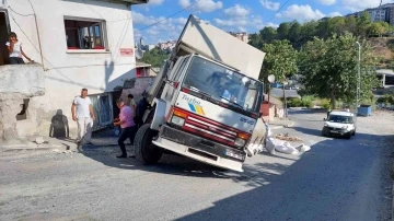 Gaziosmanpaşa’da freni patlayan kamyon bir evin duvarını yıkarak durdu
