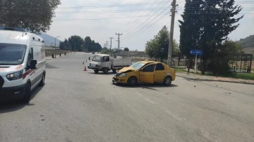 Gazipaşa’da ticari taksi ile kamyonet çarpıştı: 4 yaralı
