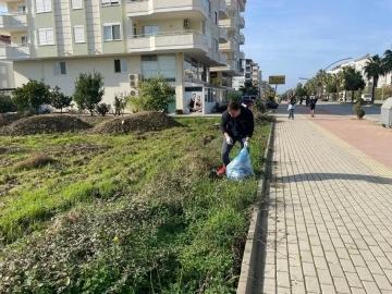 Gazipaşa’da yaşayan yerleşik Ruslar, cadde ve sokaklarda çöp topladı
