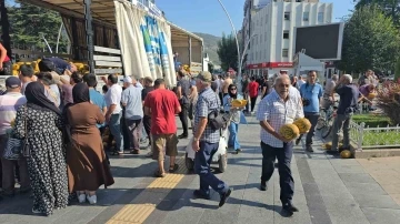 Geçen hafta 43 ton ücretsiz karpuz dağıtılan Tokat’ta bu sefer 25 ton kavun dağıtıldı
