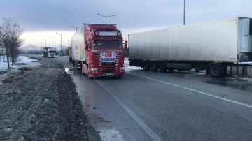 Deprem bölgesine geçiş güzergahı Konya’da yardım tırı yoğunluğu