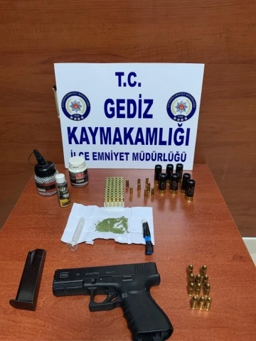 Gediz’de polisin şüphelendiği şahsın üzerinden uyuşturucu ve silah çıktı
