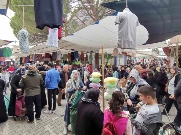 Gediz pazarında bayram yoğunluğu
