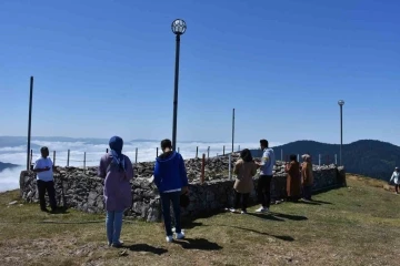 Gelenek bozulmadı, şehitler zirvede dualarla anıldı
