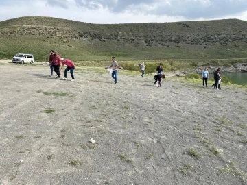 Gençler Acıgöl’de çevre temizliği yaptı
