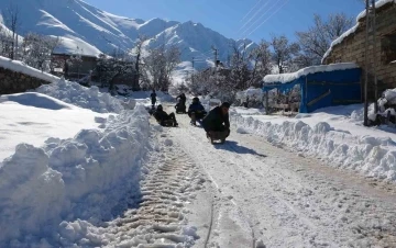 Gençler yaptıkları kızaklarla karın tadını çıkardı
