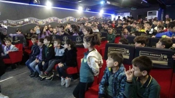 Gezen Sinema tırı Tatvanlı öğrencilerin yüzünü güldürdü
