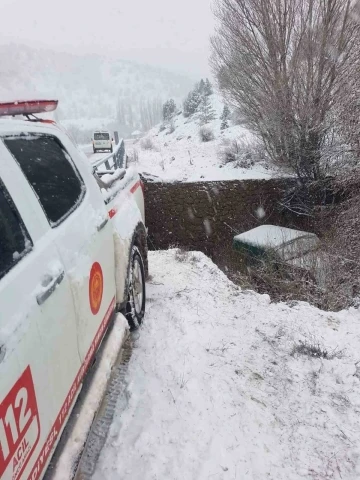 Giresun’da buzlu yolda kayan araç köprüden uçtu: 4 yaralı