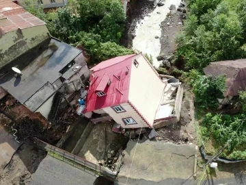 Giresun’da Köseler köyünde yaşanan selde yan yatan 2 katlı ev havadan görüntülendi
