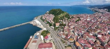 Giresun’da yamaç paraşütçüsü fındık harmanına zorunlu iniş yaptı
