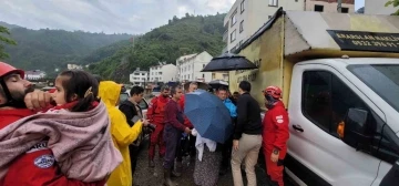 Giresun’un Duroğlu Beldesi’nde evlerin mahsur kalan vatandaşlar tek tek kurtarılıyor
