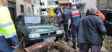 Giresun’un Duroğlu Beldesi’nde sel ve su baskını yaşandı. Birçok ev ve iş yeri su altında kaldı, mahsur kalanlar ekiplerce tahliye edildi.
