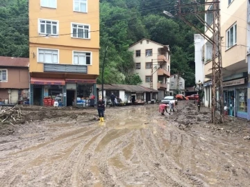 Giresun’un Duroğlu beldesinde selin ardından temizlik çalışmaları başladı
