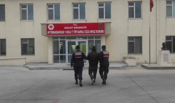 Göçmen kaçakçılığı suçundan aranan şahsı jandarma yakaladı
