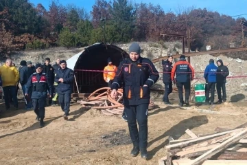 Göçükte toprak altında kalan işçi kurtarılmaya çalışılıyor
