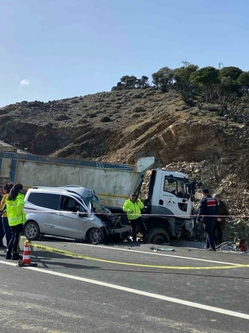 Gökçeada’da kamyon ile ticari araç kafa kaya çarpıştı: 1 kişi öldü
