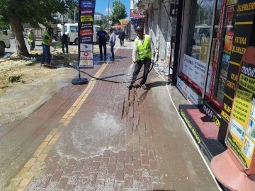 Gölbaşı Belediyesi, cadde ve sokakları temizliyor
