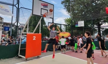 Gölcük Sahili’nde heyecan sırası sokak basketbolunda
